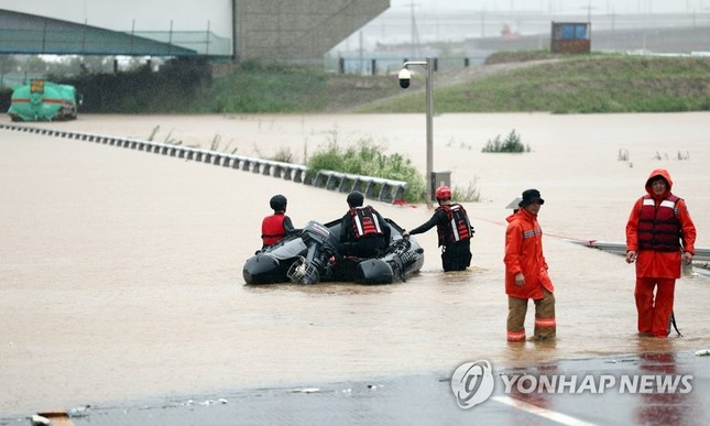 31 người thiệt mạng do mưa lớn ở Hàn Quốc, tìm thấy 5 thi thể mắc kẹt dưới đường hầm - Ảnh 2.