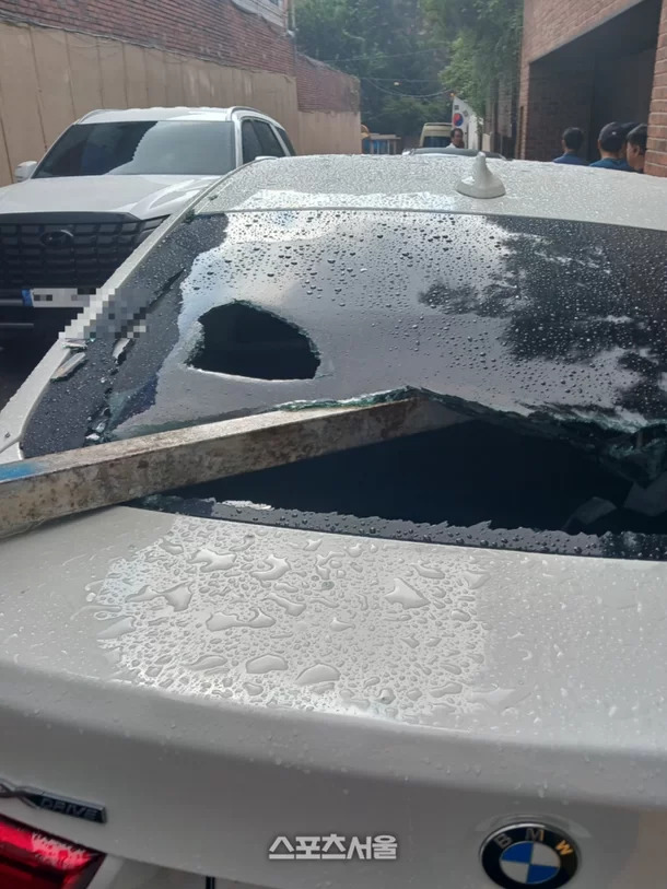 Song Hye Kyo dính lùm xùm khi xây nhà: Thanh thép rơi trúng xe ô tô, đại diện phải lên tiếng - Ảnh 3.