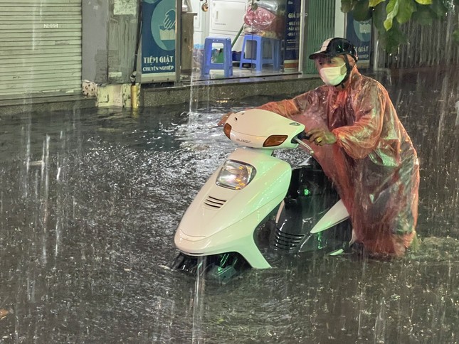 Dự báo tình hình mưa bão ở Hà Nội - Ảnh 1.