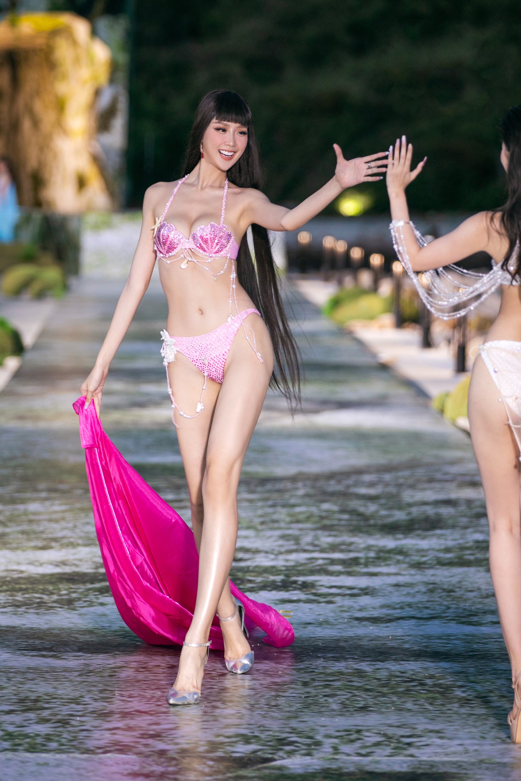 Bảo Ngọc, Phương Nhi diễn áo tắm cùng top 40 Hoa hậu Thế giới Việt Nam