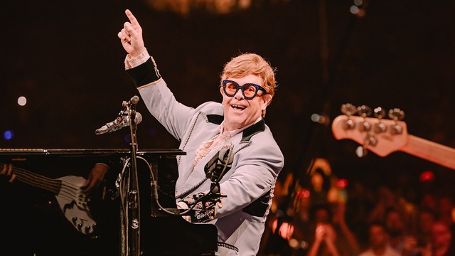 Elton John - Nghệ sĩ sở hữu tour diễn lớn nhất lịch sử - Ảnh 1.