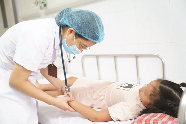 Hà Nội: Số ca sốt xuất huyết tăng đột biến, chuyên gia đưa cảnh báo - Ảnh 1.