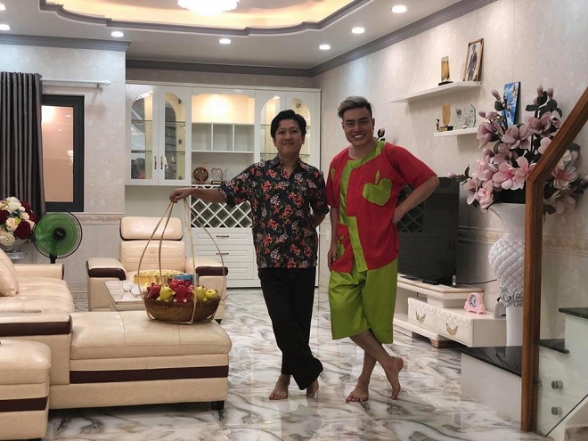 Nam diễn viên Việt sở hữu nhà mặt phố 7 tỷ và xế hộp xịn xò bất ngờ bị team qua đường bắt gặp làm bảo vệ? - Ảnh 6.