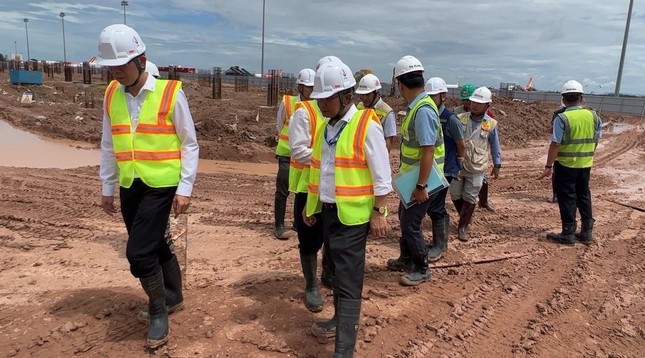 Sân bay Tân Sơn Nhất cấp tập ứng phó với bão số 1 - Ảnh 1.