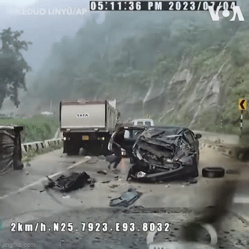 &Ocirc; t&ocirc; đang đi th&igrave; gặp tai họa từ tr&ecirc;n trời rơi xuống, clip hiện trường g&acirc;y r&ugrave;ng m&igrave;nh - Ảnh 2.