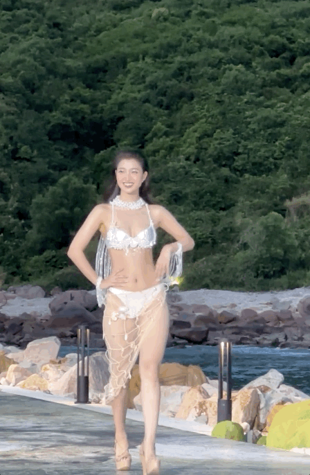 Á hậu Phương Nhi lộ rõ điểm yếu catwalk, có hành động gây tranh cãi khi biểu diễn bikini trước thềm chinh chiến quốc tế - Ảnh 3.