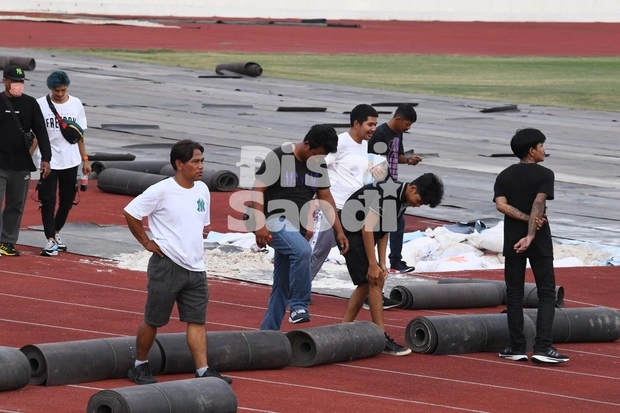 Kiếp nạn concert BLACKPINK tại Việt Nam: Thời gian gấp r&uacute;t, vỡ trận mua b&aacute;n v&eacute;, s&acirc;n khấu dựng đ&uacute;ng ng&agrave;y b&atilde;o số 1 đổ bộ - Ảnh 16.