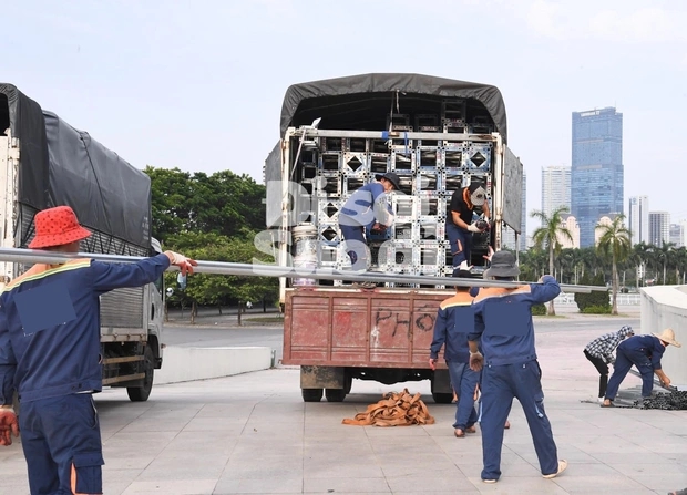Kiếp nạn concert BLACKPINK tại Việt Nam: Thời gian gấp rút, vỡ trận mua bán vé, sân khấu dựng đúng ngày bão số 1 đổ bộ - Ảnh 15.