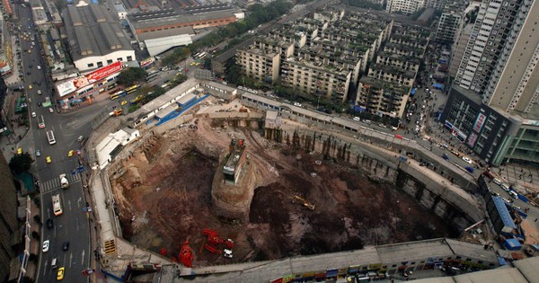 Biệt thự Trung Quốc 300m2 bị khoét đất xung quanh do không chịu di dời, gia chủ phải bắc thang cao 3m để trèo lên trèo xuống mỗi ngày - Ảnh 6.