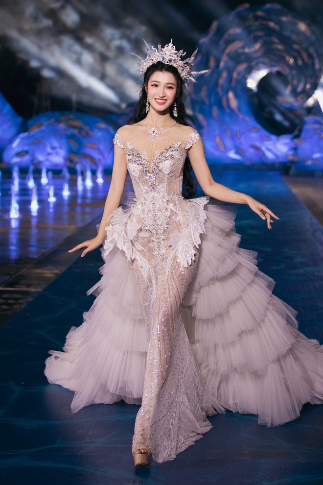 Nàng hậu Vbiz bối rối và được hộ tống theo cách độc lạ lên sân khấu, hoá ra là vì lý do này? - Ảnh 6.