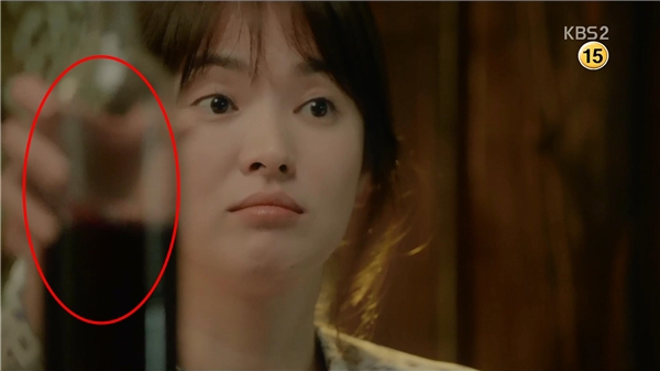 Loạt sạn phi lý ở Hậu Duệ Mặt Trời sau 7 năm bị nhắc lại: Có cả cảnh hôn kinh điển của Song Hye Kyo - Ảnh 4.
