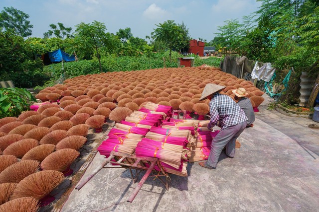 Báo quốc tế: Làng nghề làm hương truyền thống Hà Nội gìn giữ giá trị cốt lõi 100 năm - Ảnh 2.