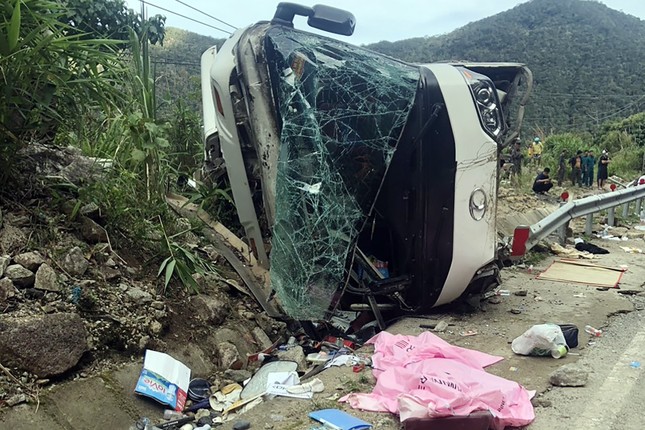 Lật xe chở đoàn khách Trung Quốc trên đèo Khánh Lê, 4 người tử vong - Ảnh 2.