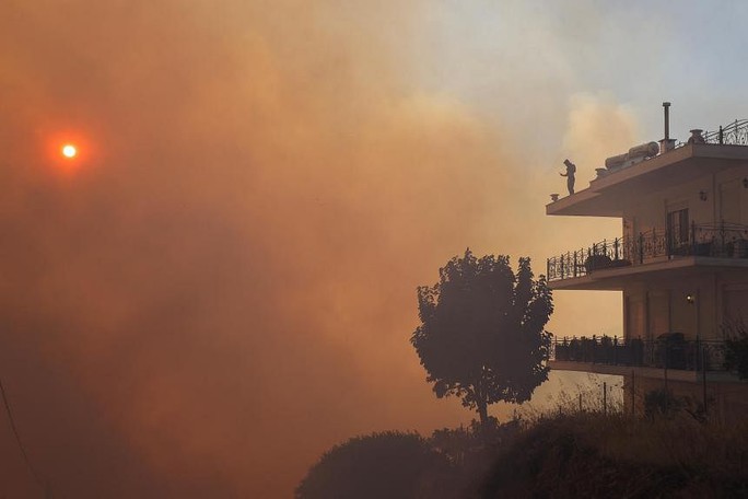 Hy Lạp: Cháy rừng dữ dội, hơn 1.000 trẻ em tháo chạy khỏi trại hè