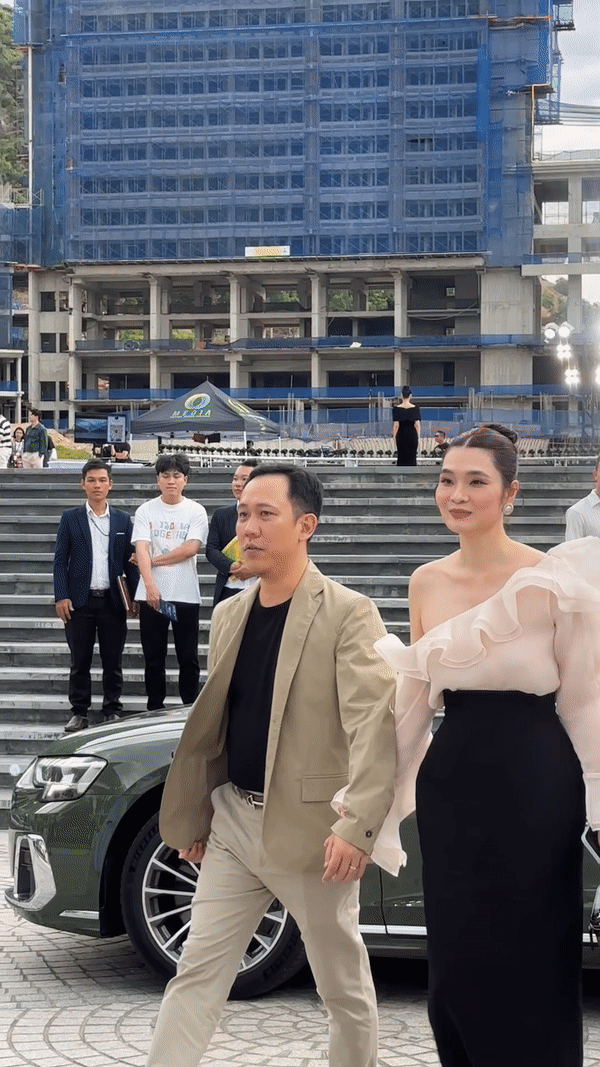 Nữ chủ tịch CLB bóng rổ nổi tiếng Hà Nội sánh đôi cùng chồng, khoe sắc vóc cuốn hút qua cam thường - Ảnh 1.