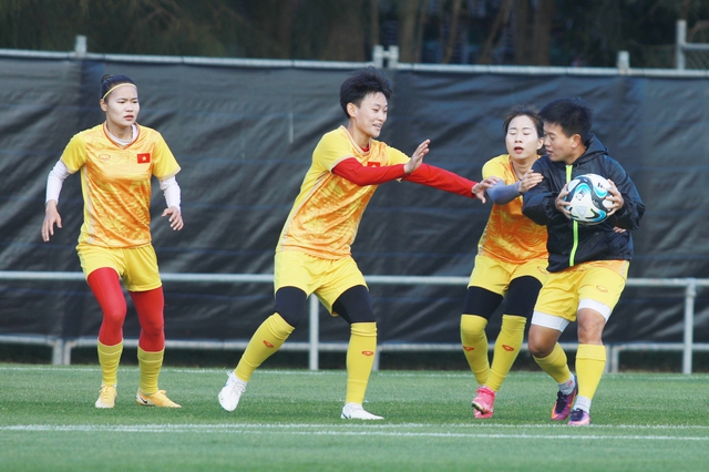 Tuyển nữ Việt Nam đổi gió chơi bóng bằng tay chuẩn bị cho trận với ĐT nữ Mỹ - Ảnh 2.