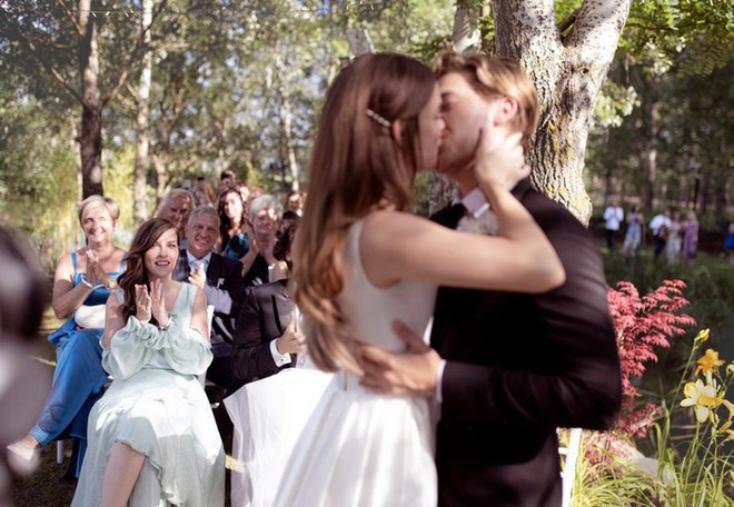 Đám cưới thiên thần Victorias Secret và sao nhí Disney: Cô dâu đẹp nao lòng, trao chú rể nụ hôn đẹp như phim - Ảnh 11.