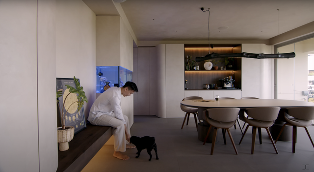 Kiến tr&uacute;c sư nghi&ecirc;n cứu từng sở th&iacute;ch của gia chủ, cải tạo ngoạn mục căn nh&agrave; cũ kỹ - Ảnh 3.