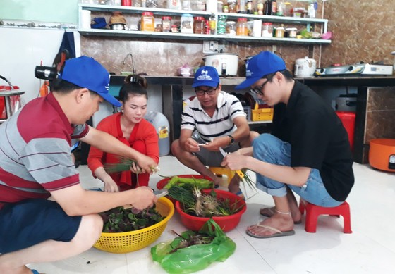 Du khách cảm ơn người dân Kiên Giang đã hỗ trợ giữa lúc mưa bão - Ảnh 1.