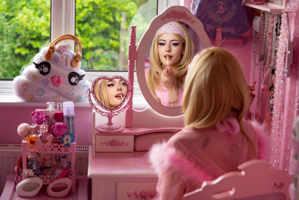 Cô nàng tự biến mình thành ''búp bê Barbie'' ngoài đời thực