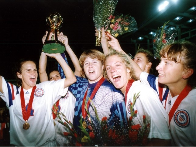 Những điều chưa biết về kỳ World Cup nữ đầu ti&ecirc;n, gọi l&agrave; C&uacute;p kẹo vi&ecirc;n, đ&aacute; 80 ph&uacute;t v&agrave; kh&ocirc;ng c&oacute; thưởng - Ảnh 1.