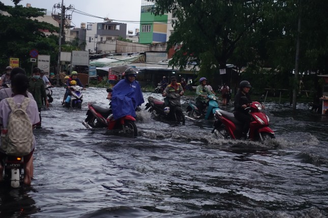 Thời tiết đáng ngại trong tháng 7 ở TPHCM và Nam Bộ - Ảnh 1.