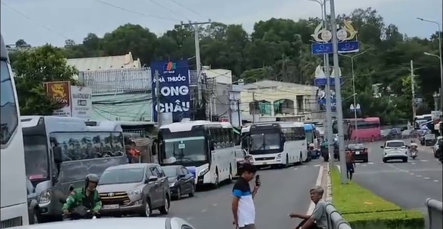 Tai nạn liên hoàn giữa 5 ôtô, kẹt xe kéo dài hơn 3 km - Ảnh 2.