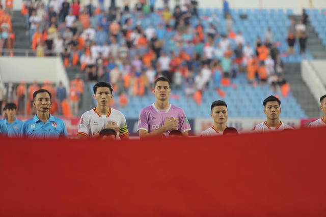 Văn Hậu nhận thẻ vàng khi chơi không đẹp với cầu thủ CLB Đà Nẵng - Ảnh 10.
