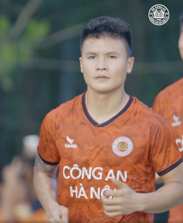 Quang Hải ở cùng phòng Văn Hậu, đã hoàn thành chuyển giấy phép về thi đấu V.League - Ảnh 1.
