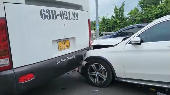 Tai nạn liên hoàn giữa 5 ôtô, kẹt xe kéo dài hơn 3 km - Ảnh 1.