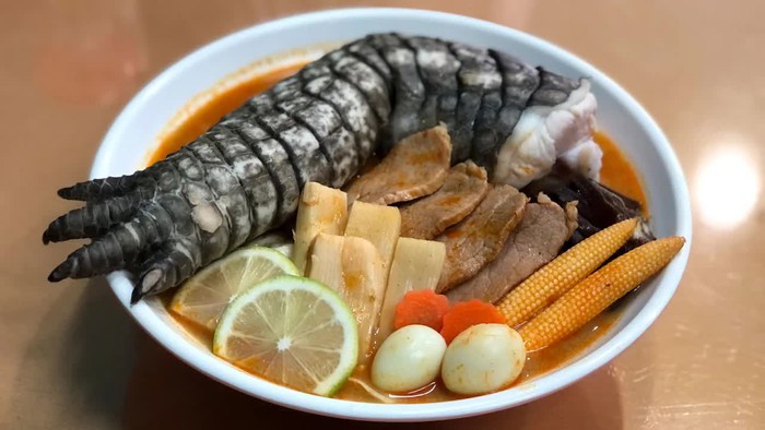 Mỳ ramen chân cá sấu khiến thực khách gan dạ nhất cũng phải chùn bước