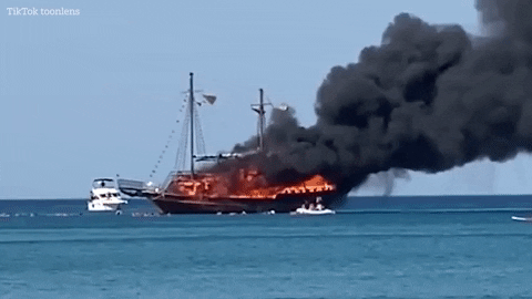Hy Lạp: Du thuyền cháy dữ dội trong biển lửa, gần 100 hành khách liều mạng nhảy xuống biển thoát thân - Ảnh 2.