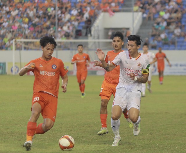 Văn Hậu nhận thẻ vàng khi chơi không đẹp với cầu thủ CLB Đà Nẵng - Ảnh 6.