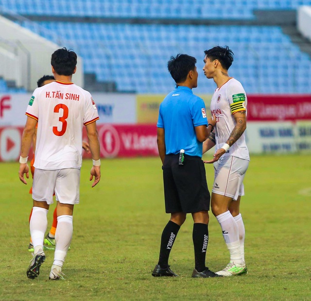 Văn Hậu nhận thẻ vàng khi chơi không đẹp với cầu thủ CLB Đà Nẵng - Ảnh 2.