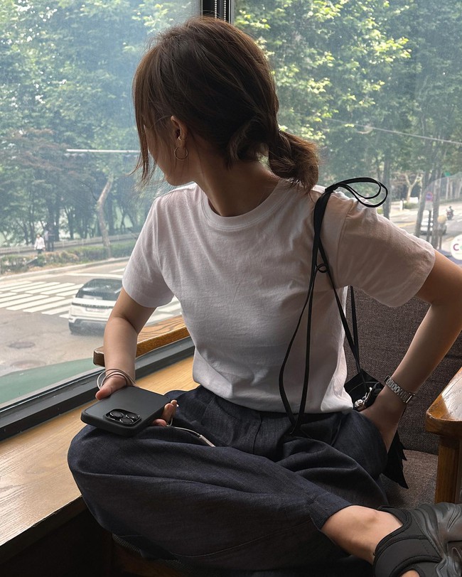 Học theo blogger người Hàn cách diện áo phông hợp mốt - Ảnh 1.