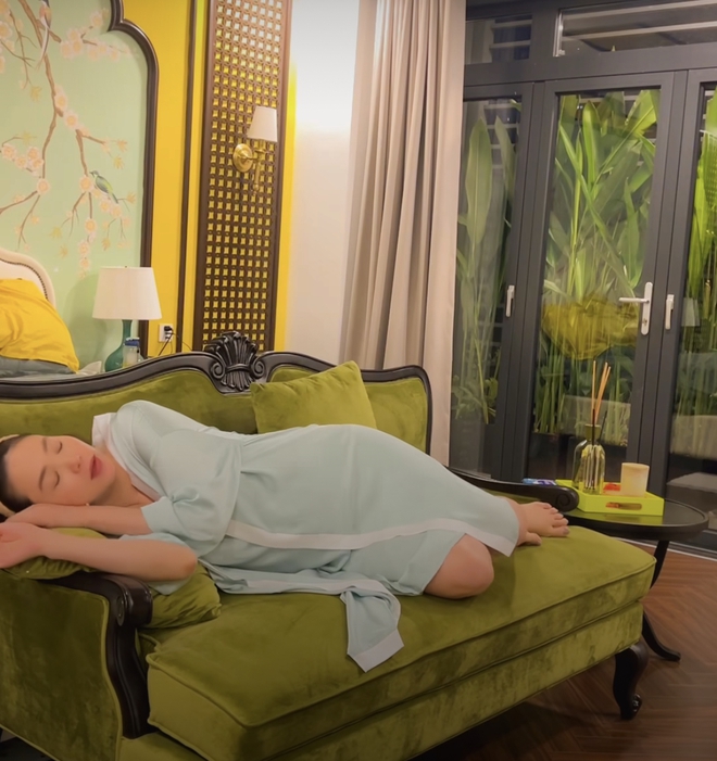 Minh Hằng bụng vượt mặt vẫn làm việc nhà, gây lo lắng vì 1 dấu hiệu trong giai đoạn cuối thai kỳ - Ảnh 4.