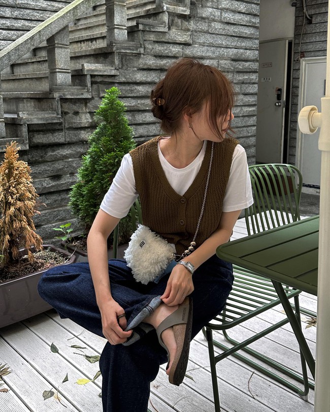 Học theo blogger người Hàn cách diện áo phông hợp mốt - Ảnh 5.