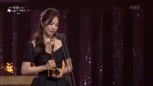 Đang rưng rưng, Song Hye Kyo bỗng bật cười khi khán giả hét toáng lên 1 câu giữa lúc nhận giải Daesang Rồng Xanh - Ảnh 3.