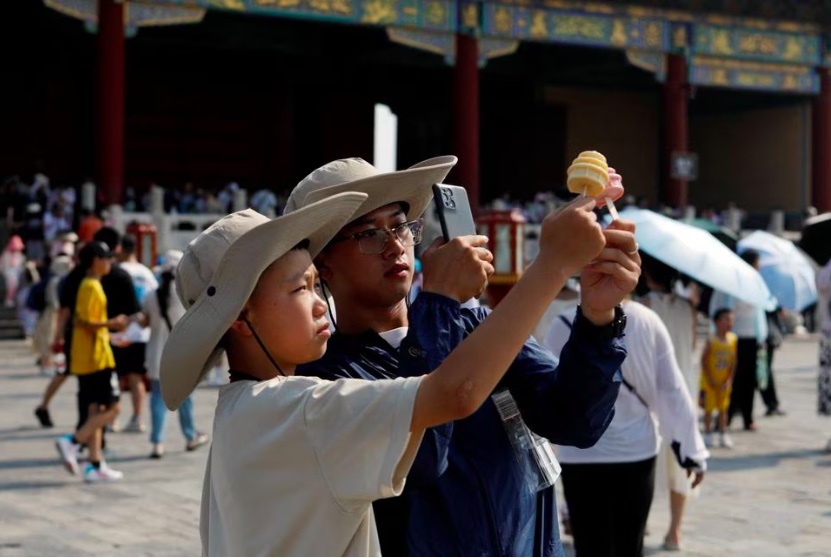 Thời trang chống nắng thịnh hành ở Trung Quốc khi nhiệt độ tăng cao kỷ lục