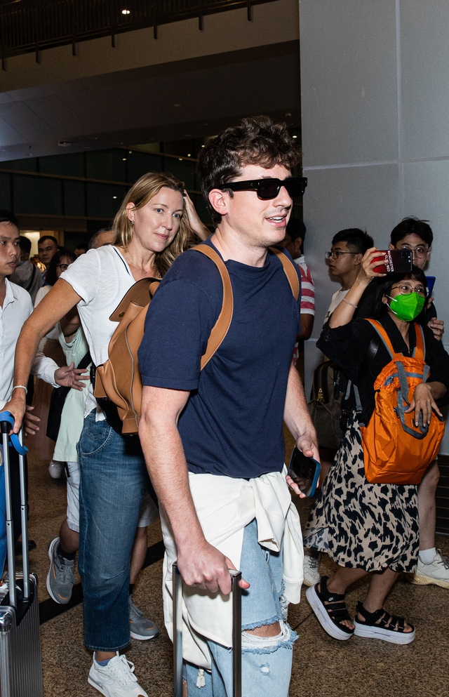 Charlie Puth vừa đặt ch&acirc;n xuống Việt Nam lập tức chia sẻ 1 điều l&ecirc;n Twitter, fan Việt rần rần v&agrave;o ch&agrave;o đ&oacute;n - Ảnh 2.