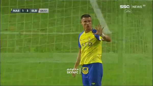 Không muốn phải rời sân, Ronaldo ra dấu để nhắc HLV trưởng - Ảnh 3.