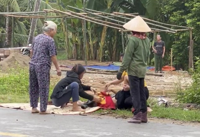 Bà con dân bản đỡ đẻ cho sản phụ ngay bên đường quốc lộ - Ảnh 1.