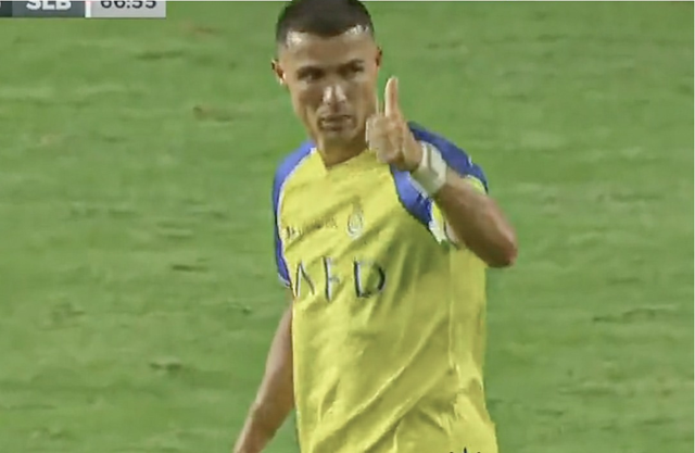 Không muốn phải rời sân, Ronaldo ra dấu để nhắc HLV trưởng - Ảnh 2.