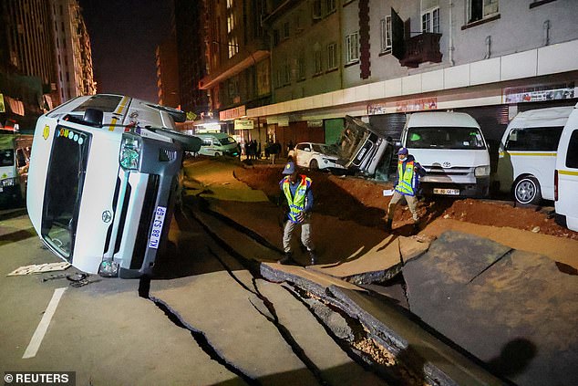 Đường phố bỗng dưng bị x&eacute; toạc, &ocirc; t&ocirc; bay l&ecirc;n như đồ chơi trong 1 vụ nổ b&iacute; ẩn - Ảnh 5.