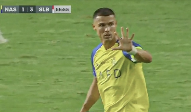 Không muốn phải rời sân, Ronaldo ra dấu để nhắc HLV trưởng - Ảnh 1.