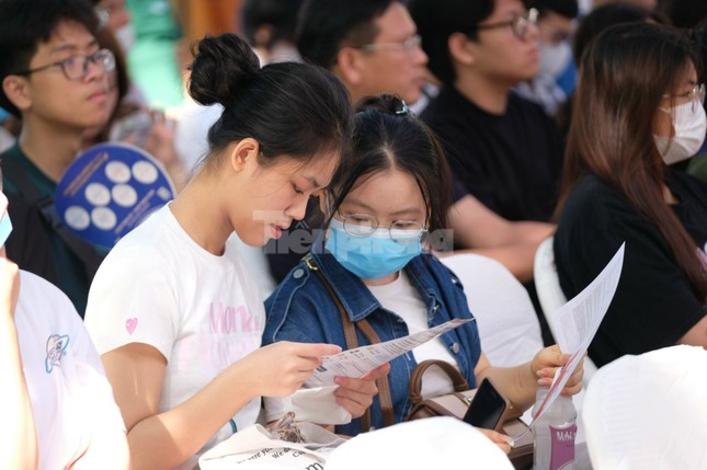 Tuyển sinh ĐH 2023: C&oacute; th&iacute; sinh đăng k&yacute; hơn 100 nguyện vọng - Ảnh 1.