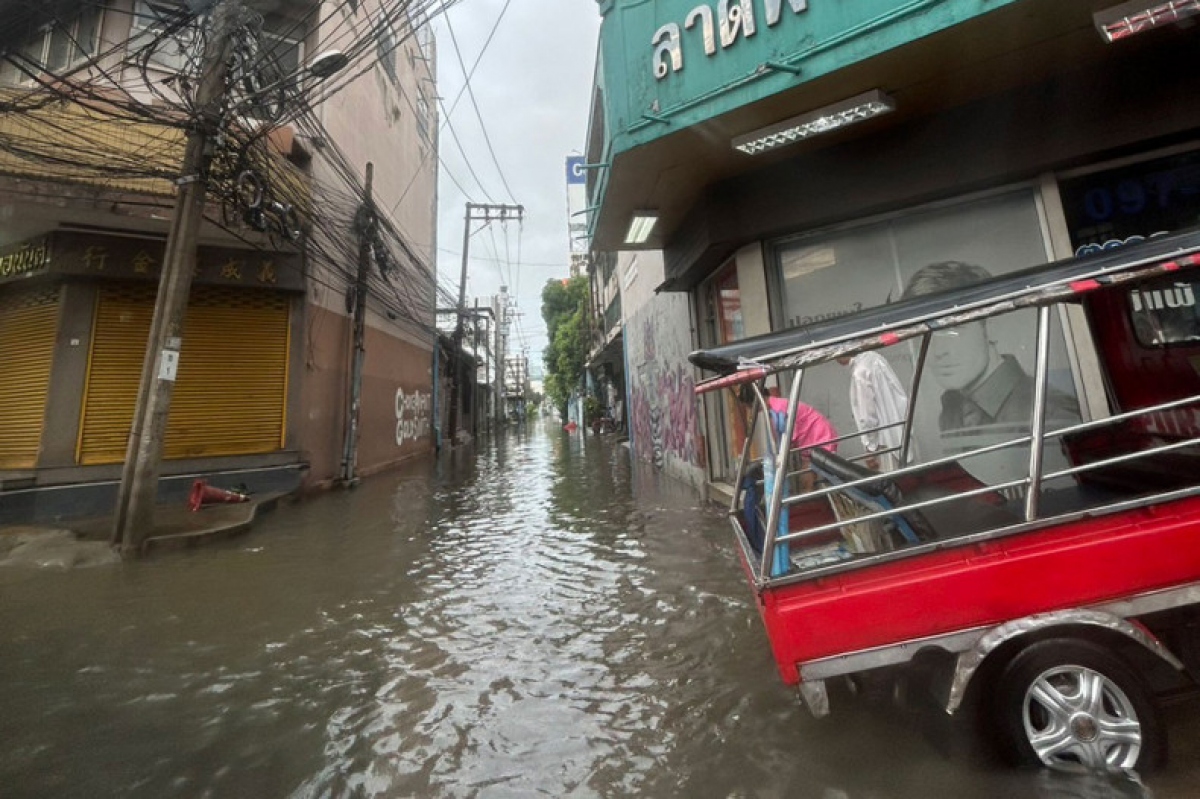 Thái Lan hứng chịu đợt mưa lớn, gây ngập lụt Thủ đô Bangkok