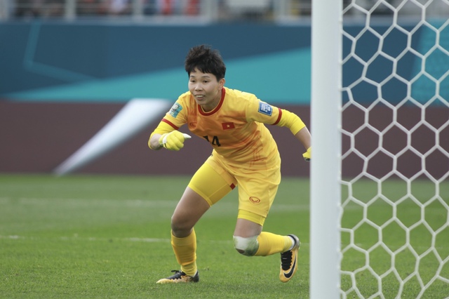 Hoan hô thủ môn Kim Thanh, xuất sắc cản phá penalty giúp đội tuyển nữ Việt Nam thoát bàn thua - Ảnh 3.