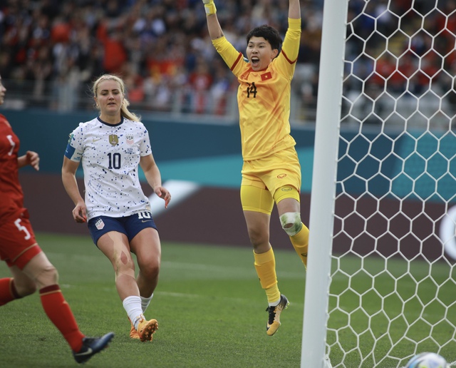 Hoan hô thủ môn Kim Thanh, xuất sắc cản phá penalty giúp đội tuyển nữ Việt Nam thoát bàn thua - Ảnh 2.
