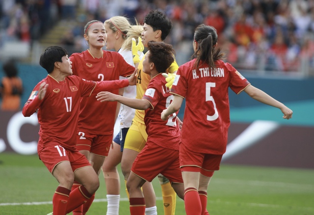 Hoan hô thủ môn Kim Thanh, xuất sắc cản phá penalty giúp đội tuyển nữ Việt Nam thoát bàn thua - Ảnh 1.